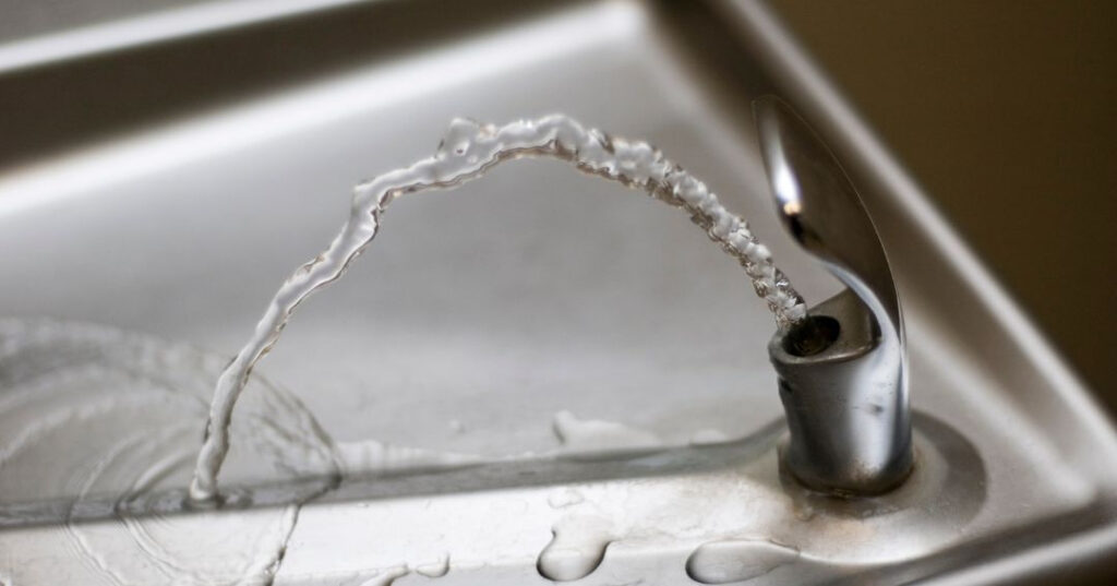 Conserto de Bebedouro em Ribeirão Preto | Assistência Perto de Mim vazamento de agua no bebedouro